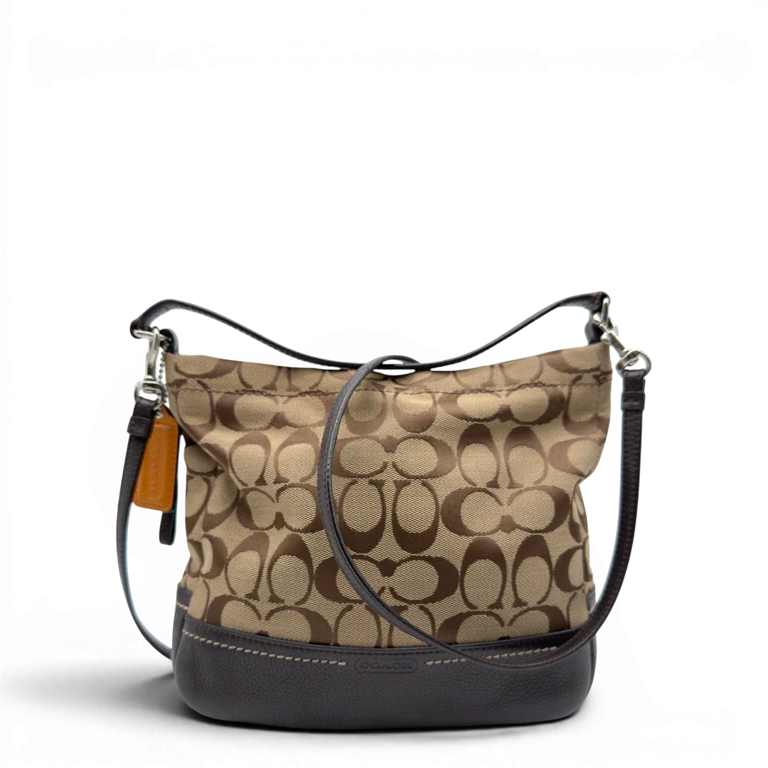 https://cdn.shopify.com/s/files/1/0564/9376/8855/files/Coach_Schultertasche_small_mit_Umhangegurt_Signature_beige_1.webp?v=1782909929
