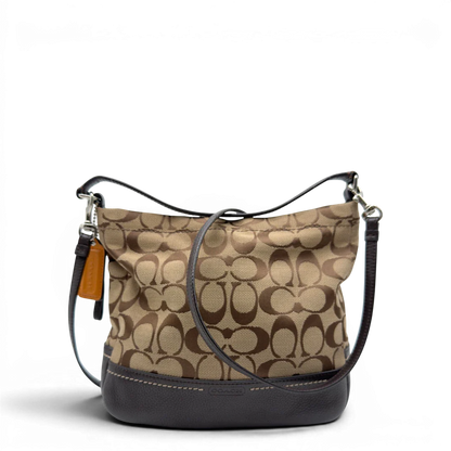 https://cdn.shopify.com/s/files/1/0564/9376/8855/files/Coach_Schultertasche_small_mit_Umhangegurt_Signature_beige_1.webp?v=1782909929