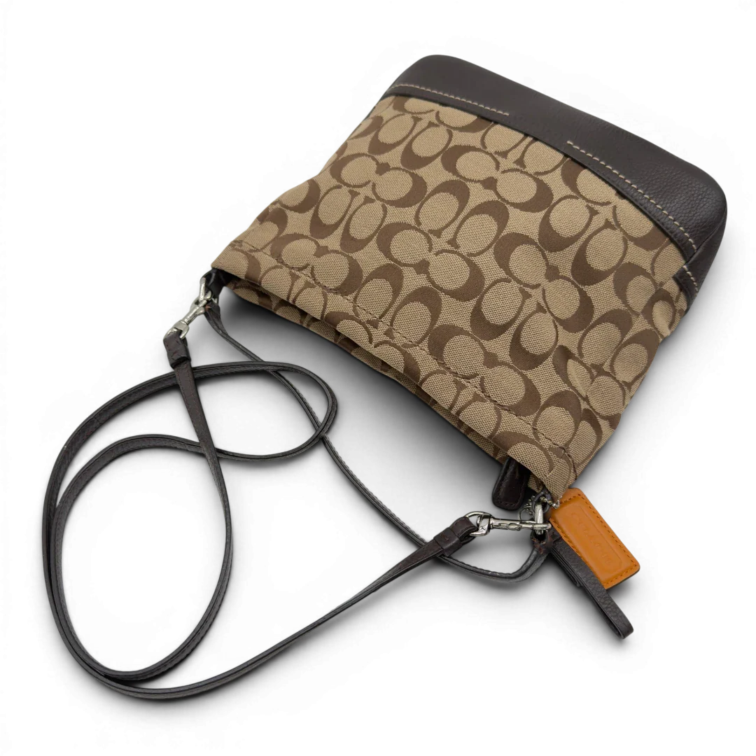 https://cdn.shopify.com/s/files/1/0564/9376/8855/files/Coach_Schultertasche_small_mit_Umhangegurt_Signature_beige_10.webp?v=1782909929