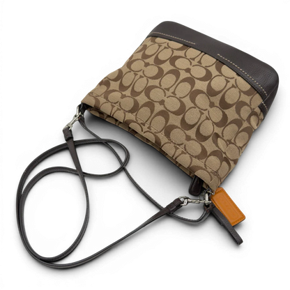 https://cdn.shopify.com/s/files/1/0564/9376/8855/files/Coach_Schultertasche_small_mit_Umhangegurt_Signature_beige_10.webp?v=1782909929