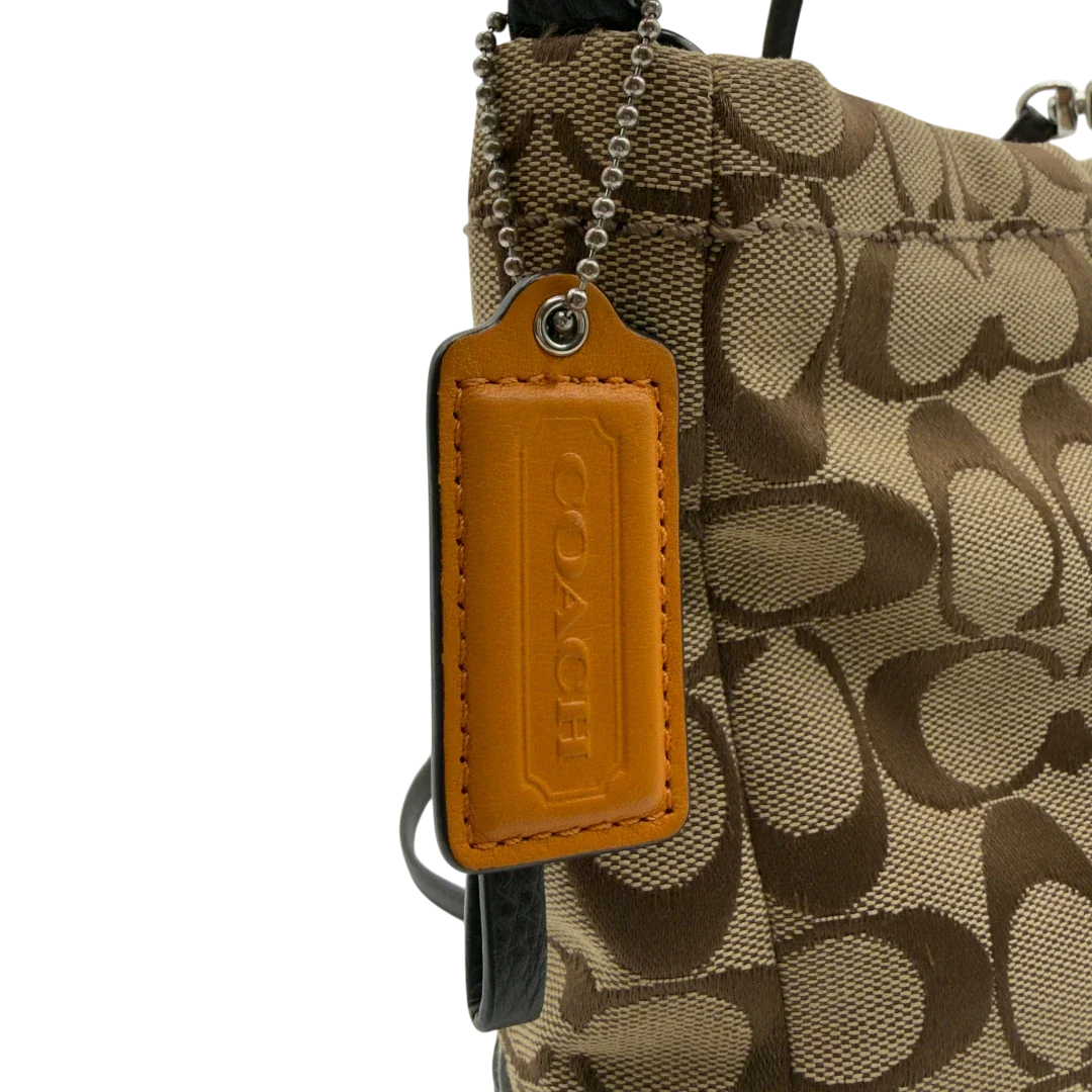 https://cdn.shopify.com/s/files/1/0564/9376/8855/files/Coach_Schultertasche_small_mit_Umhangegurt_Signature_beige_11.webp?v=1782909929