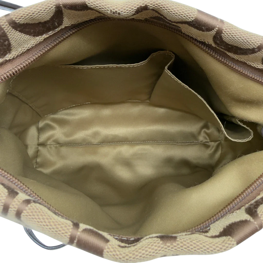 https://cdn.shopify.com/s/files/1/0564/9376/8855/files/Coach_Schultertasche_small_mit_Umhangegurt_Signature_beige_12.webp?v=1782909928