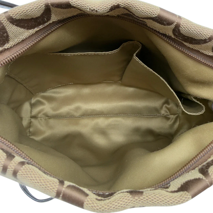 https://cdn.shopify.com/s/files/1/0564/9376/8855/files/Coach_Schultertasche_small_mit_Umhangegurt_Signature_beige_12.webp?v=1782909928