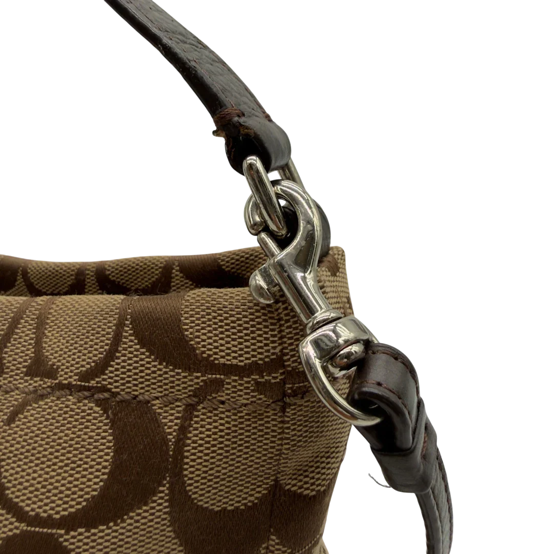 https://cdn.shopify.com/s/files/1/0564/9376/8855/files/Coach_Schultertasche_small_mit_Umhangegurt_Signature_beige_14.webp?v=1782909928