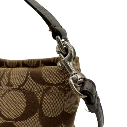 https://cdn.shopify.com/s/files/1/0564/9376/8855/files/Coach_Schultertasche_small_mit_Umhangegurt_Signature_beige_14.webp?v=1782909928