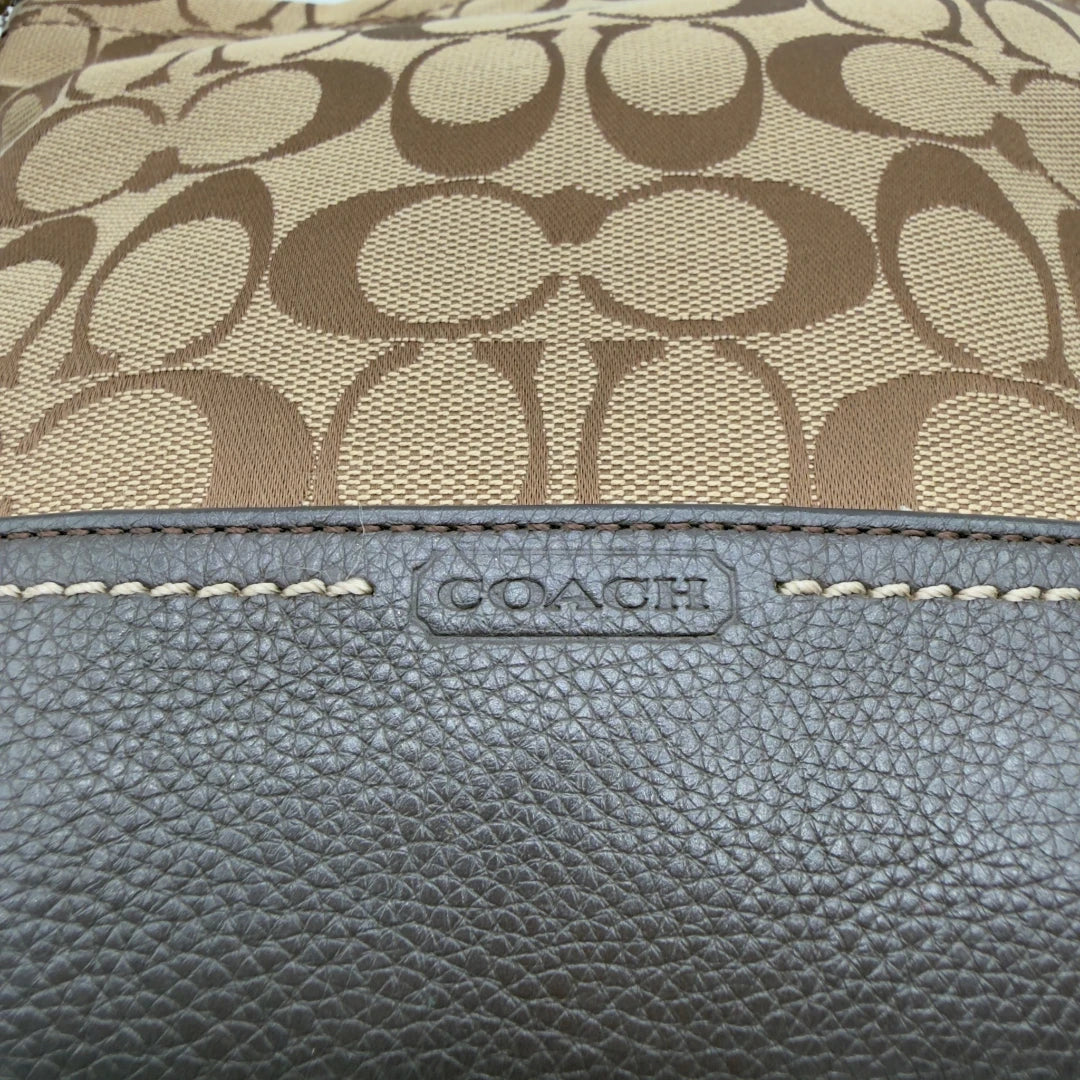 https://cdn.shopify.com/s/files/1/0564/9376/8855/files/Coach_Schultertasche_small_mit_Umhangegurt_Signature_beige_15.webp?v=1782909929