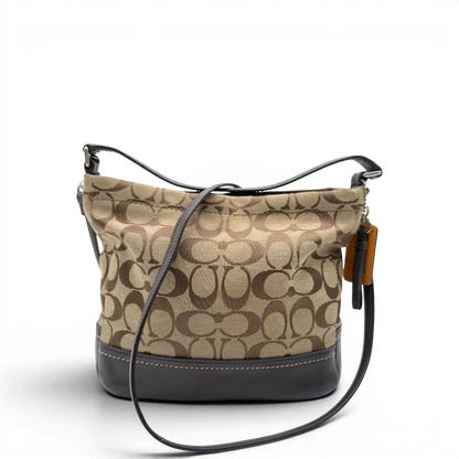 https://cdn.shopify.com/s/files/1/0564/9376/8855/files/Coach_Schultertasche_small_mit_Umhangegurt_Signature_beige_2.webp?v=1782909928