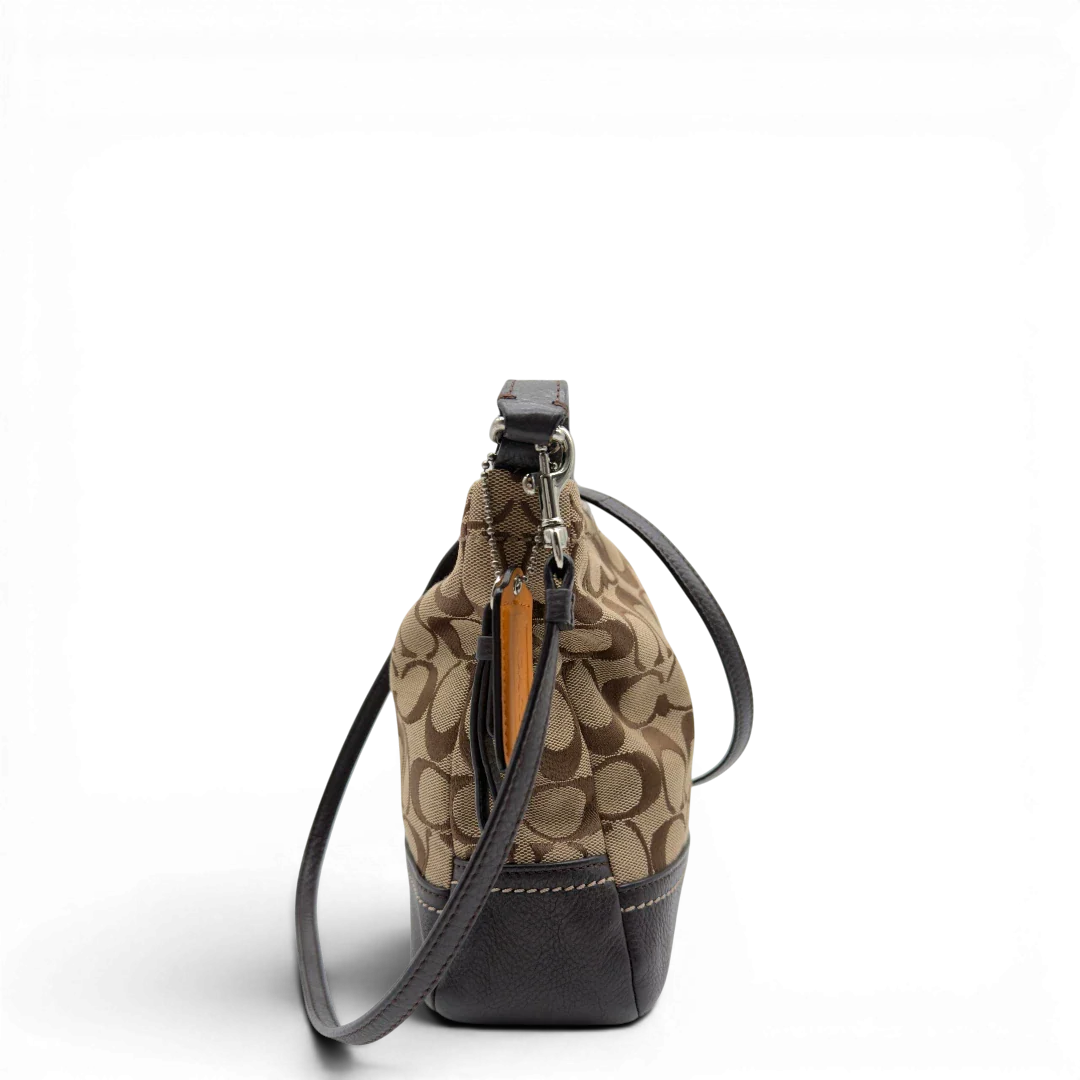 https://cdn.shopify.com/s/files/1/0564/9376/8855/files/Coach_Schultertasche_small_mit_Umhangegurt_Signature_beige_4.webp?v=1782909928
