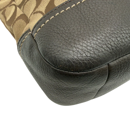 https://cdn.shopify.com/s/files/1/0564/9376/8855/files/Coach_Schultertasche_small_mit_Umhangegurt_Signature_beige_7.webp?v=1782909929