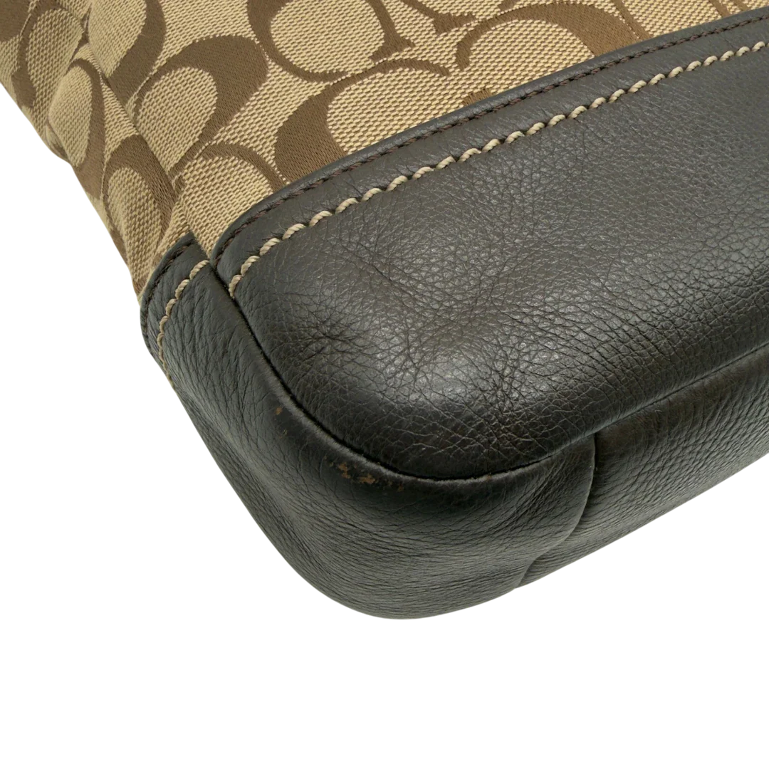 https://cdn.shopify.com/s/files/1/0564/9376/8855/files/Coach_Schultertasche_small_mit_Umhangegurt_Signature_beige_9.webp?v=1782909929