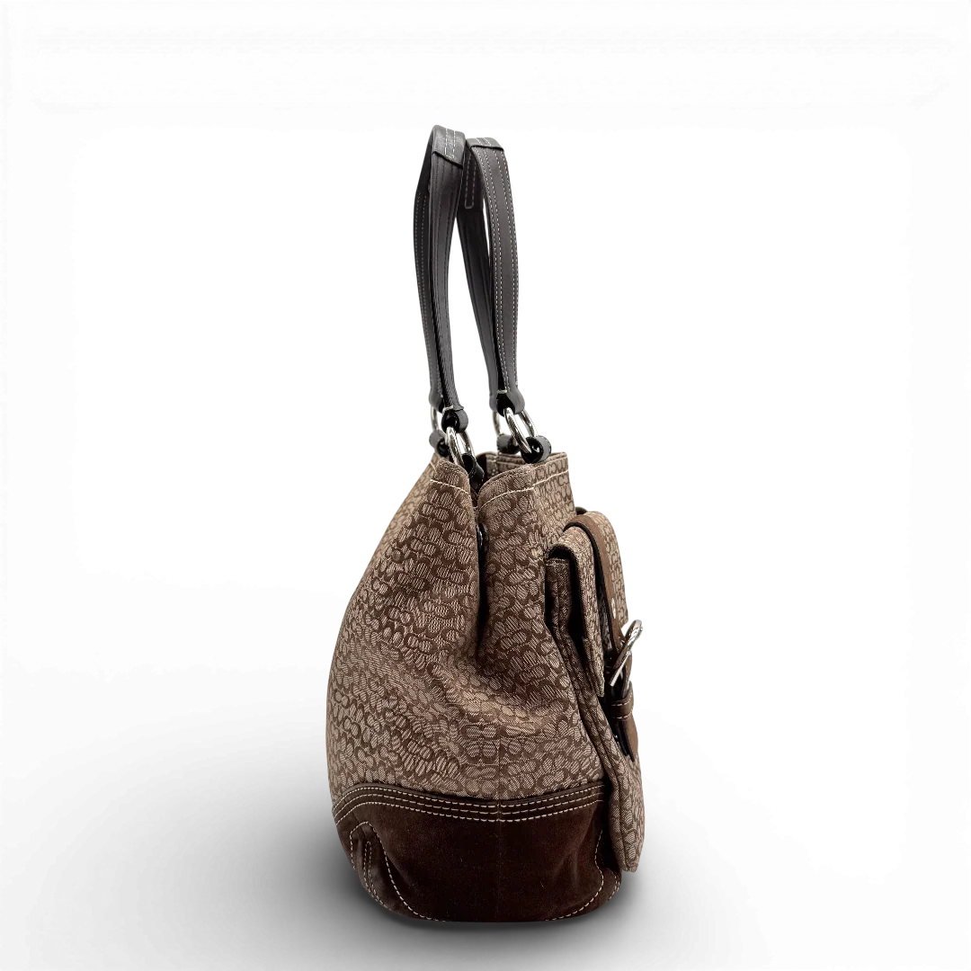 https://cdn.shopify.com/s/files/1/0564/9376/8855/files/Coach_Soho_Tote_Handtasche_monogram_braun___beige_vintage_1245.webp?v=1771415165