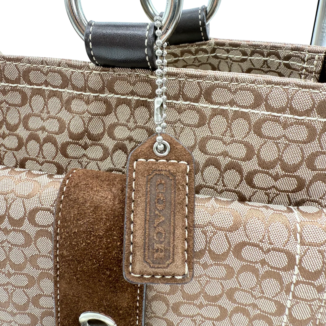 https://cdn.shopify.com/s/files/1/0564/9376/8855/files/Coach_Soho_Tote_Handtasche_monogram_braun___beige_vintage_1248.webp?v=1771415165