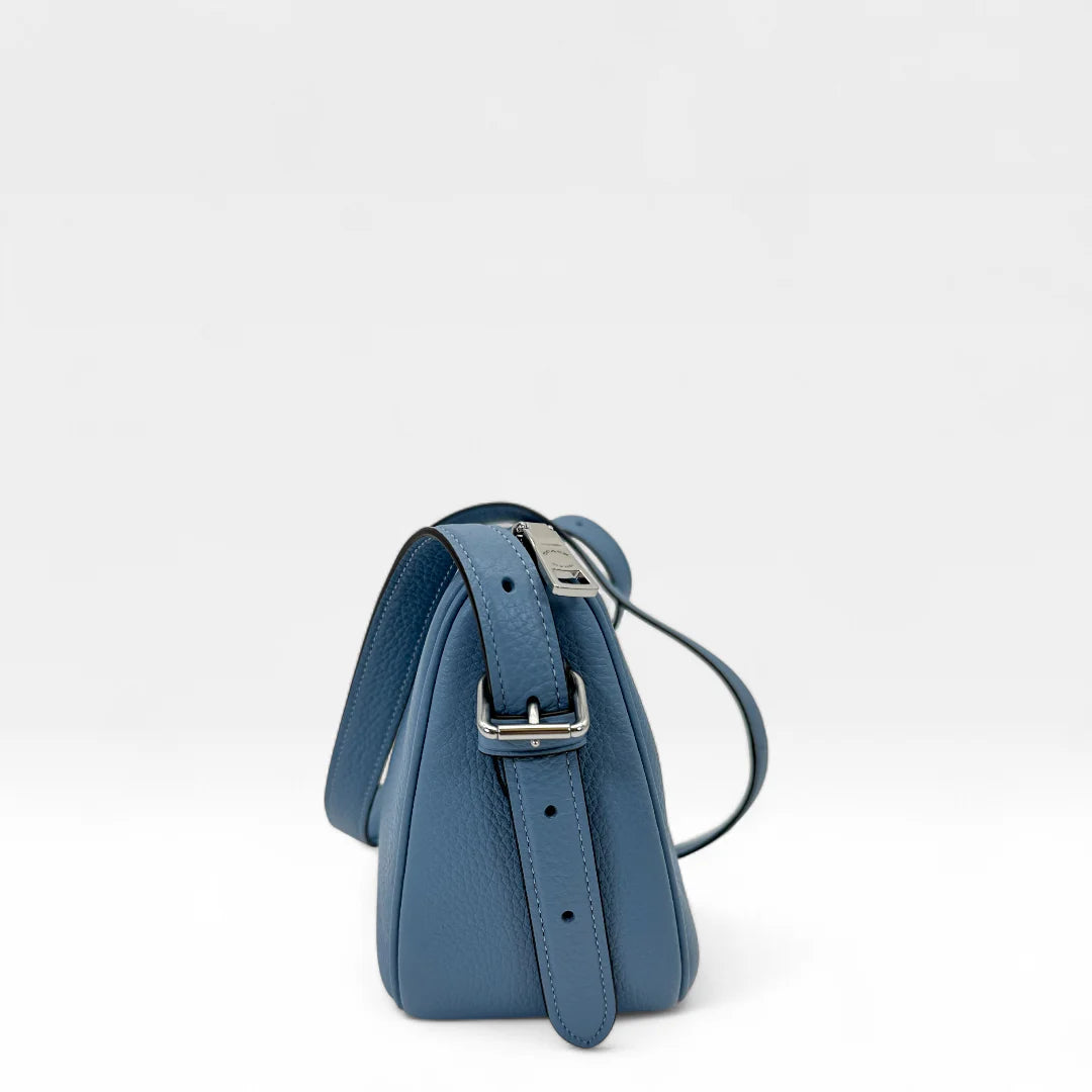 https://cdn.shopify.com/s/files/1/0564/9376/8855/files/Coach_Umhangetasche_rechteckig_aus_Leder_blau_crossbody9519.webp?v=1761265797