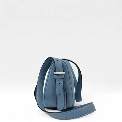 https://cdn.shopify.com/s/files/1/0564/9376/8855/files/Coach_Umhangetasche_rechteckig_aus_Leder_blau_crossbody9520.webp?v=1761265797