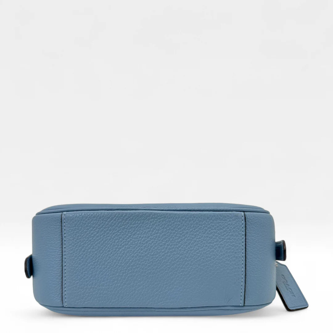 https://cdn.shopify.com/s/files/1/0564/9376/8855/files/Coach_Umhangetasche_rechteckig_aus_Leder_blau_crossbody9521.webp?v=1761265797