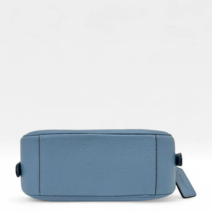 https://cdn.shopify.com/s/files/1/0564/9376/8855/files/Coach_Umhangetasche_rechteckig_aus_Leder_blau_crossbody9521.webp?v=1761265797