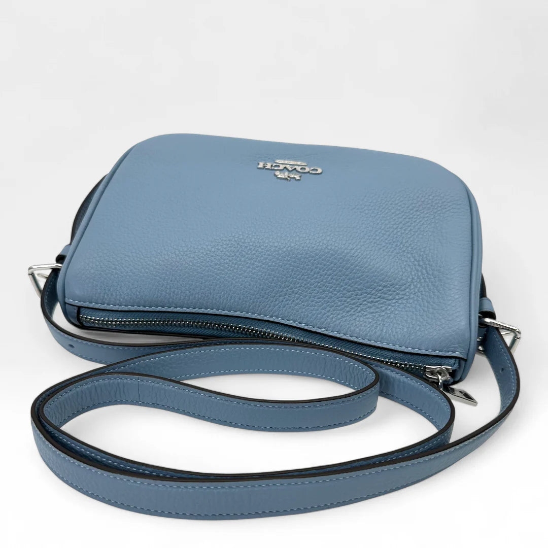 https://cdn.shopify.com/s/files/1/0564/9376/8855/files/Coach_Umhangetasche_rechteckig_aus_Leder_blau_crossbody9526.webp?v=1761265797