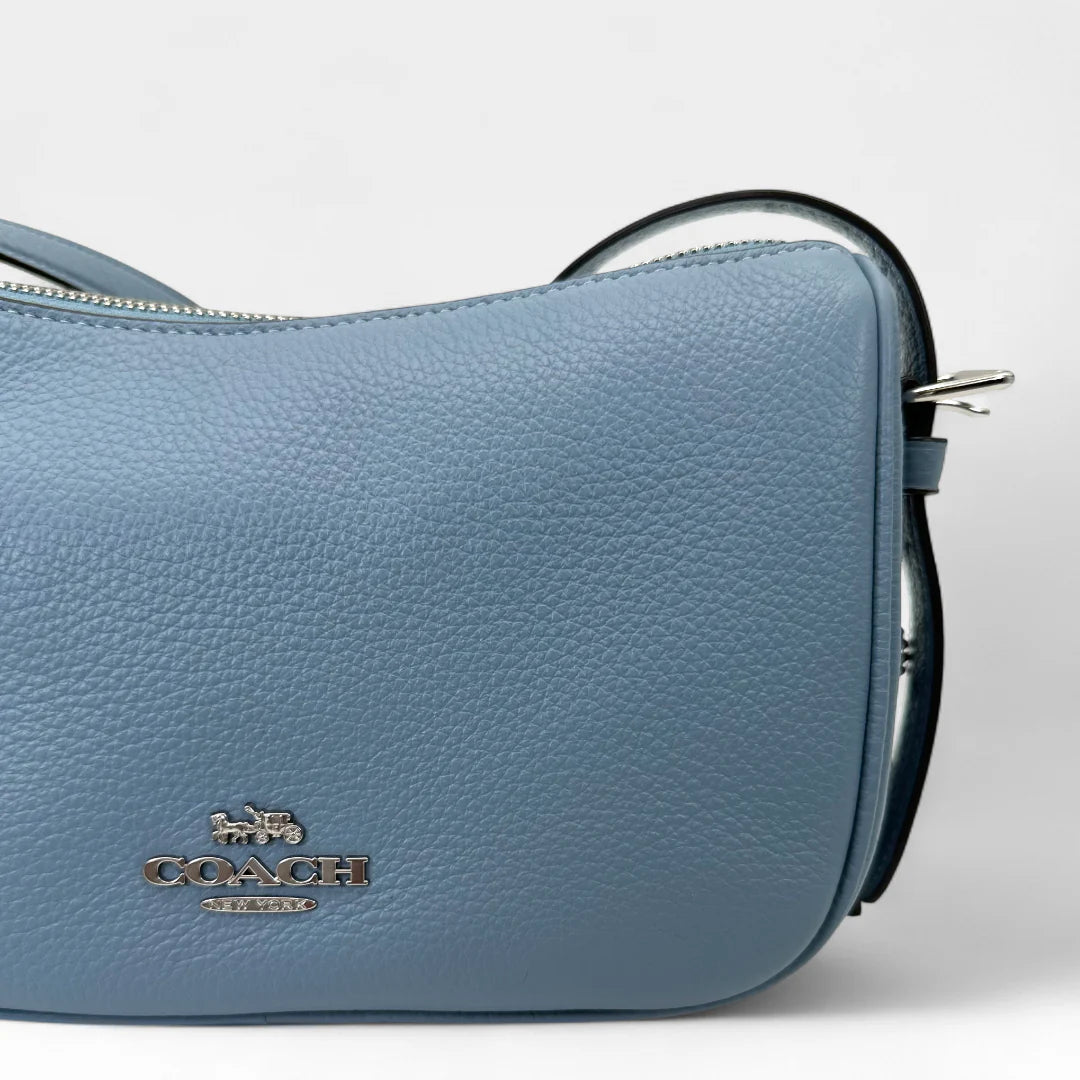 https://cdn.shopify.com/s/files/1/0564/9376/8855/files/Coach_Umhangetasche_rechteckig_aus_Leder_blau_crossbody9527.webp?v=1761265797