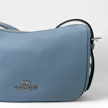 https://cdn.shopify.com/s/files/1/0564/9376/8855/files/Coach_Umhangetasche_rechteckig_aus_Leder_blau_crossbody9527.webp?v=1761265797