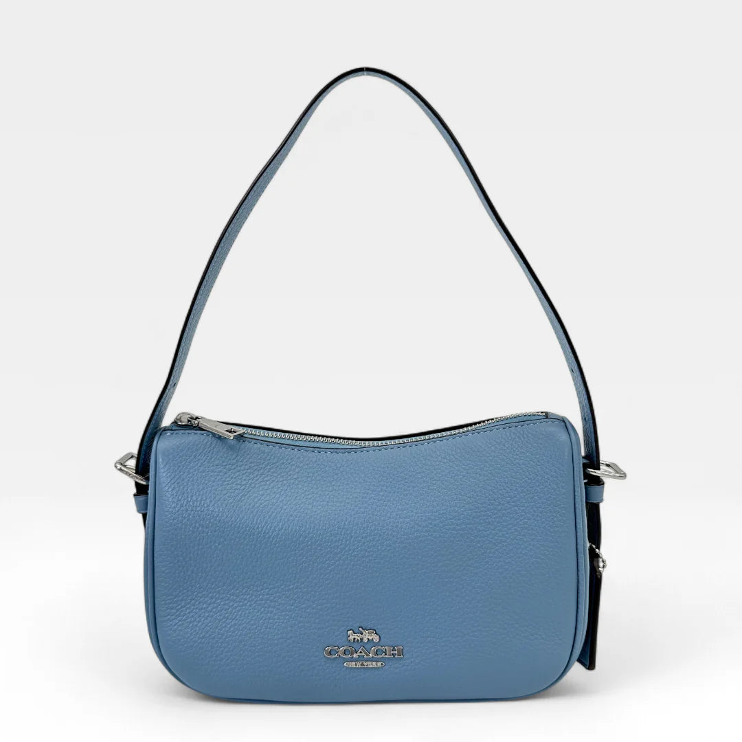 https://cdn.shopify.com/s/files/1/0564/9376/8855/files/Coach_Umhangetasche_rechteckig_aus_Leder_blau_crossbody9529.webp?v=1761136163