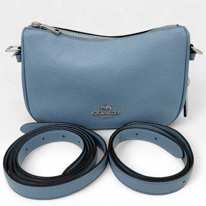 https://cdn.shopify.com/s/files/1/0564/9376/8855/files/Coach_Umhangetasche_rechteckig_aus_Leder_blau_crossbody9530.webp?v=1761265797