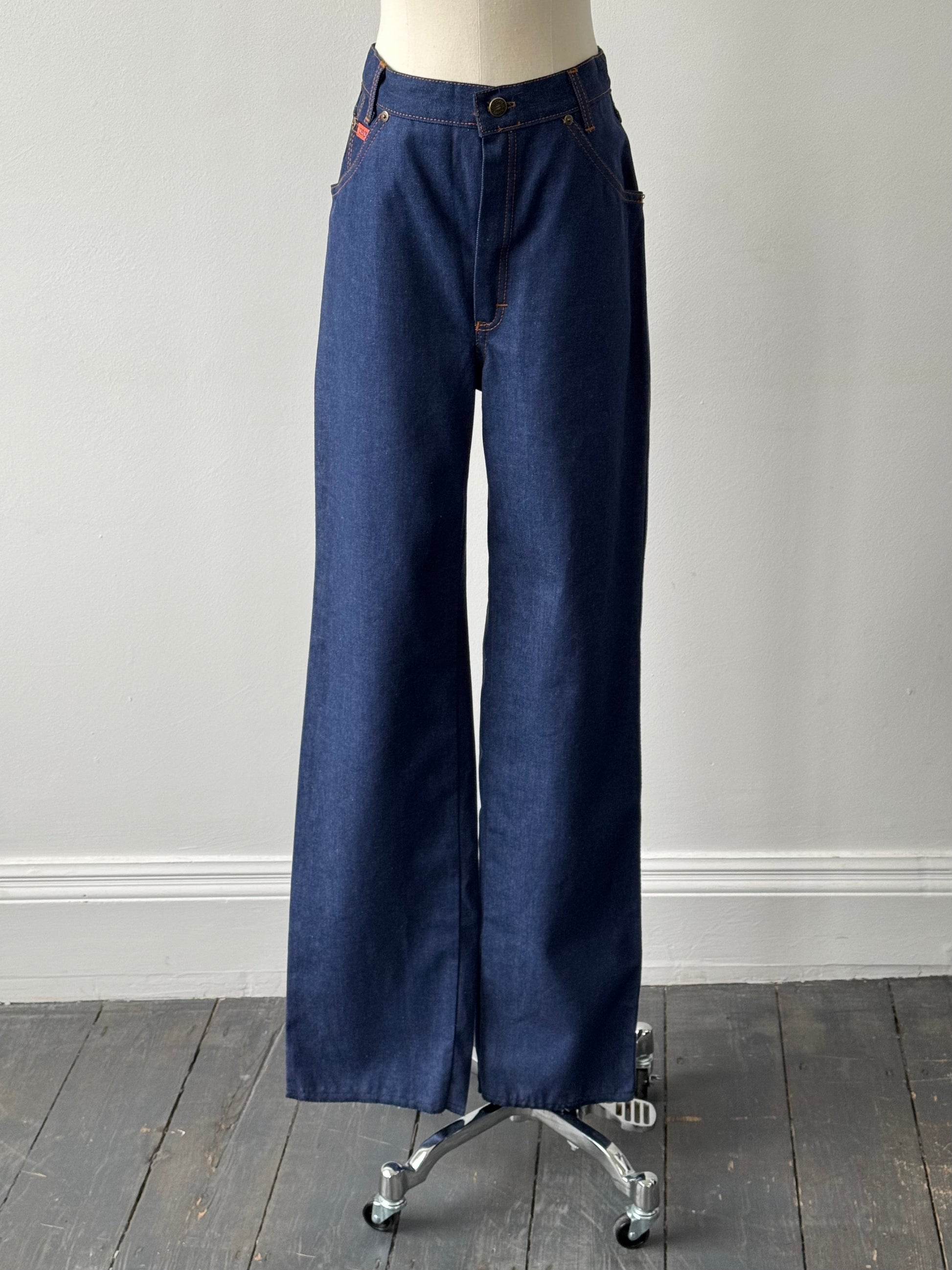 Italian vintage 1990s high-waisted straight leg denim jeans in W28, showcasing classic blue denim and vintage style details.