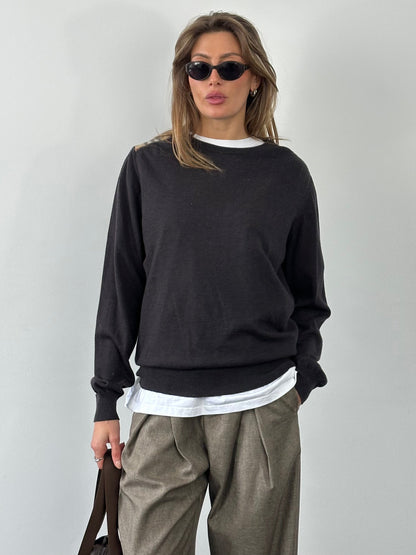 Burberry London 2000s wool knit jumper in size M, featuring classic design and soft wool fabric, displayed on a neutral background.