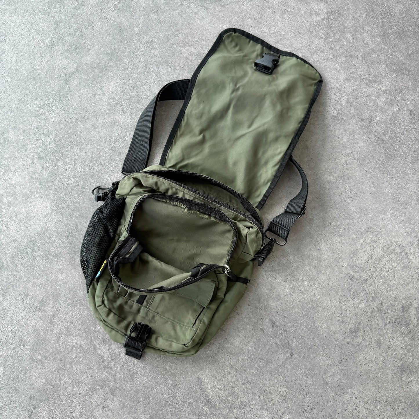 Nike 1990s cross body utility bag (11”x10”)