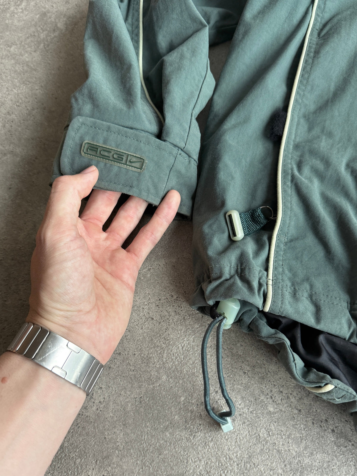 nike acg 1990s storm fit heavyweight technical waterproof jacket, hood detail
