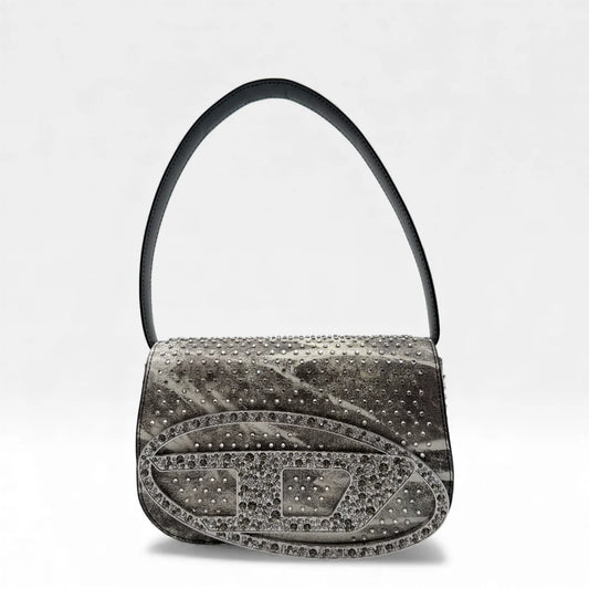 https://cdn.shopify.com/s/files/1/0564/9376/8855/files/Diesel_Schultertasche_1DR_crystal_multicolor_leder_5675.webp?v=1765451622