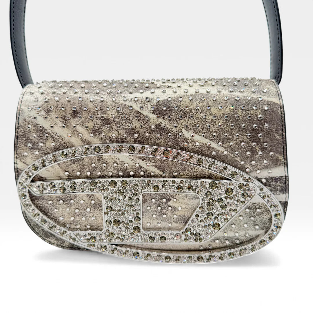 https://cdn.shopify.com/s/files/1/0564/9376/8855/files/Diesel_Schultertasche_1DR_crystal_multicolor_leder_5686.webp?v=1765451624