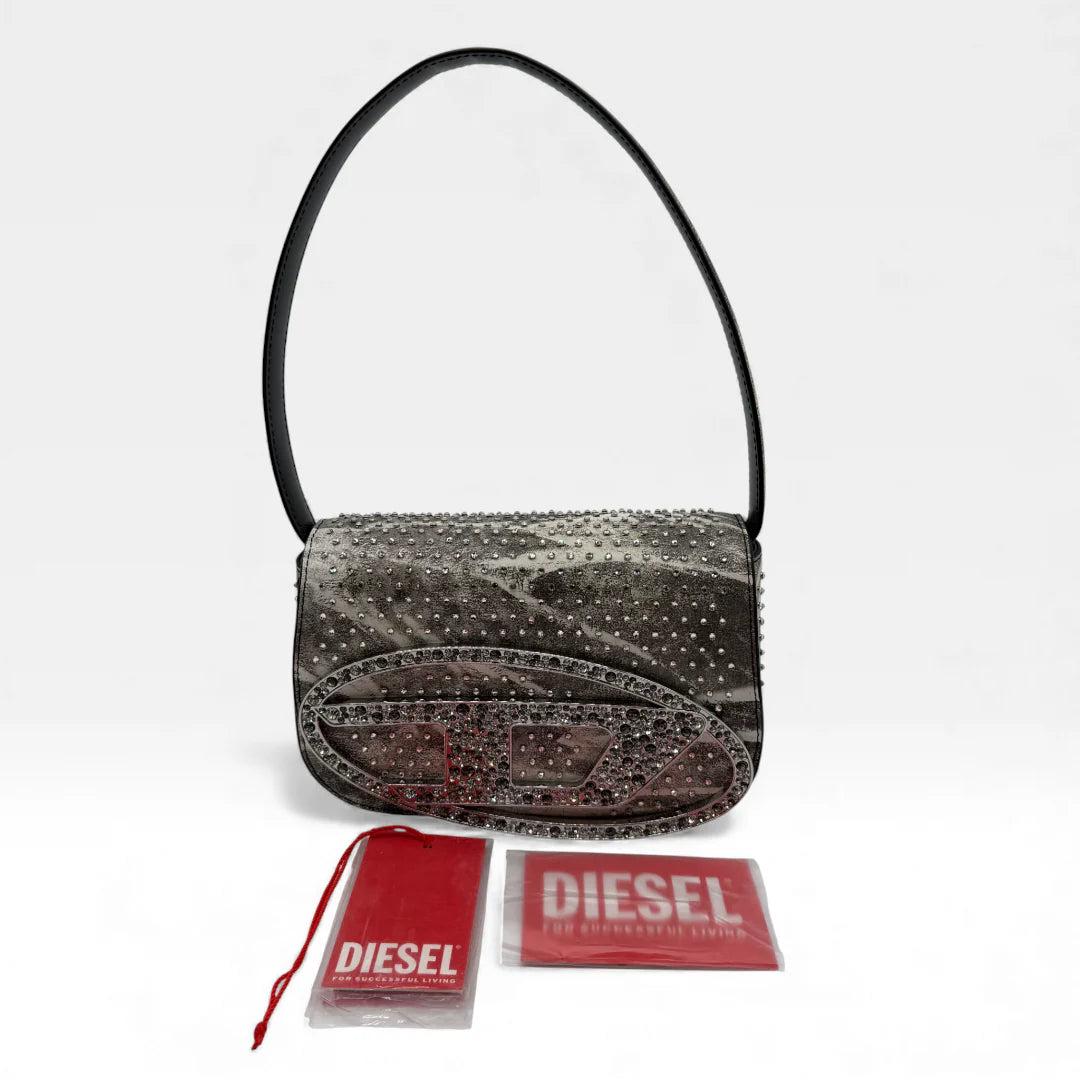 https://cdn.shopify.com/s/files/1/0564/9376/8855/files/Diesel_Schultertasche_1DR_crystal_multicolor_leder_5692.webp?v=1765451623