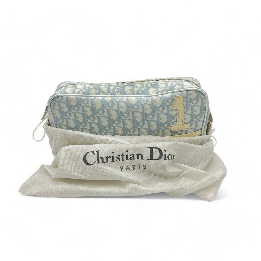 https://cdn.shopify.com/s/files/1/0564/9376/8855/files/DiorUmhaengetasche_Schultertaschemonogramweiss_babyblauIMG_7662_-Photoroom.jpg?v=1741762859