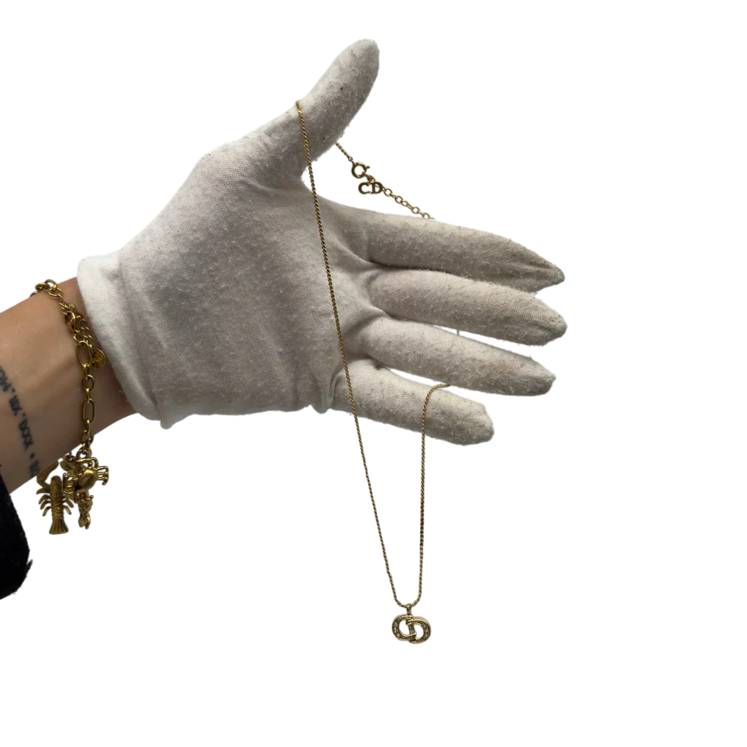 https://cdn.shopify.com/s/files/1/0564/9376/8855/files/Dior_Halskette_mit_Strasssteinen_gold_vintage7768.webp?v=1779406149