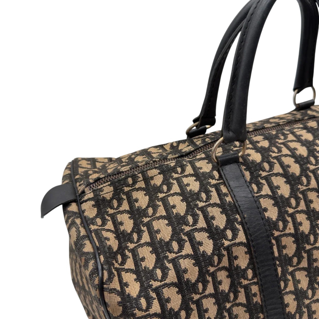 https://cdn.shopify.com/s/files/1/0564/9376/8855/files/Dior_Handtasche_Boston_40_vintage_monogram_beige___blau_12.webp?v=1784124989