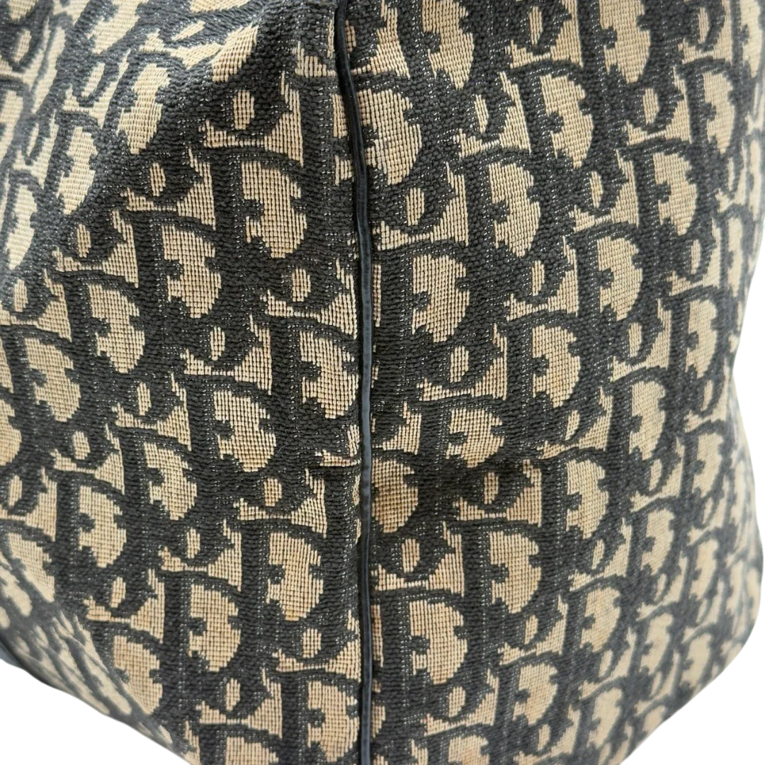 https://cdn.shopify.com/s/files/1/0564/9376/8855/files/Dior_Handtasche_Boston_40_vintage_monogram_beige___blau_18.webp?v=1784124989