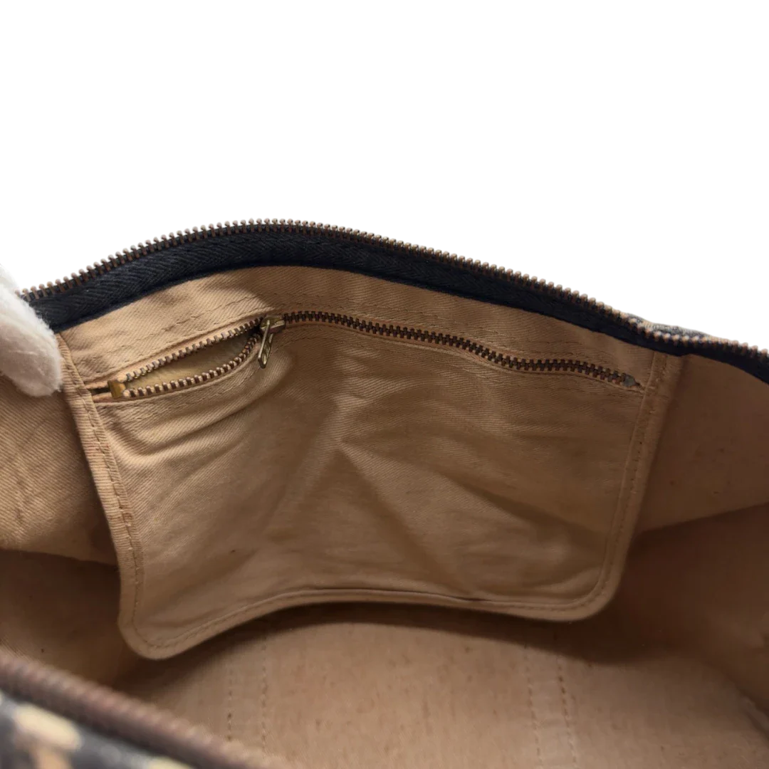 https://cdn.shopify.com/s/files/1/0564/9376/8855/files/Dior_Handtasche_Boston_40_vintage_monogram_beige___blau_21.webp?v=1784124989