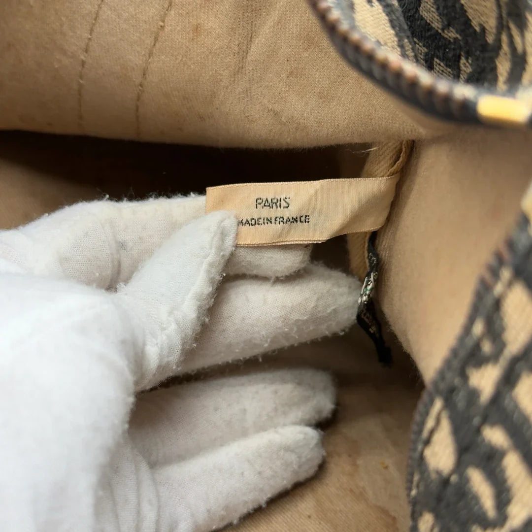 https://cdn.shopify.com/s/files/1/0564/9376/8855/files/Dior_Handtasche_Boston_40_vintage_monogram_beige___blau_24.webp?v=1784124989