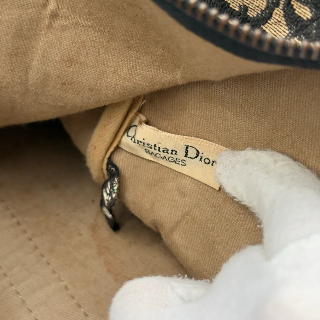 https://cdn.shopify.com/s/files/1/0564/9376/8855/files/Dior_Handtasche_Boston_40_vintage_monogram_beige___blau_25.webp?v=1784124989