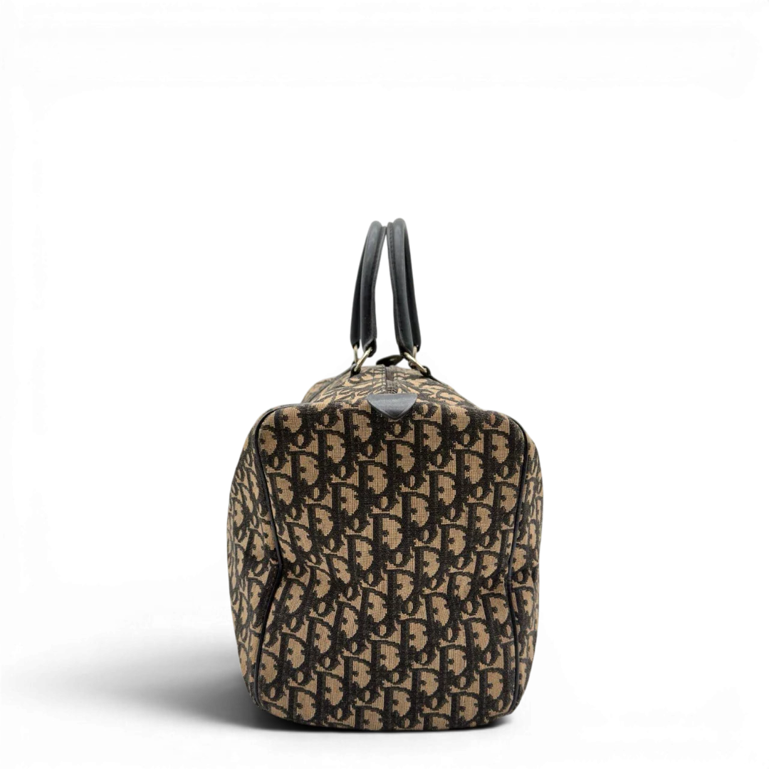 https://cdn.shopify.com/s/files/1/0564/9376/8855/files/Dior_Handtasche_Boston_40_vintage_monogram_beige___blau_3.webp?v=1784124989