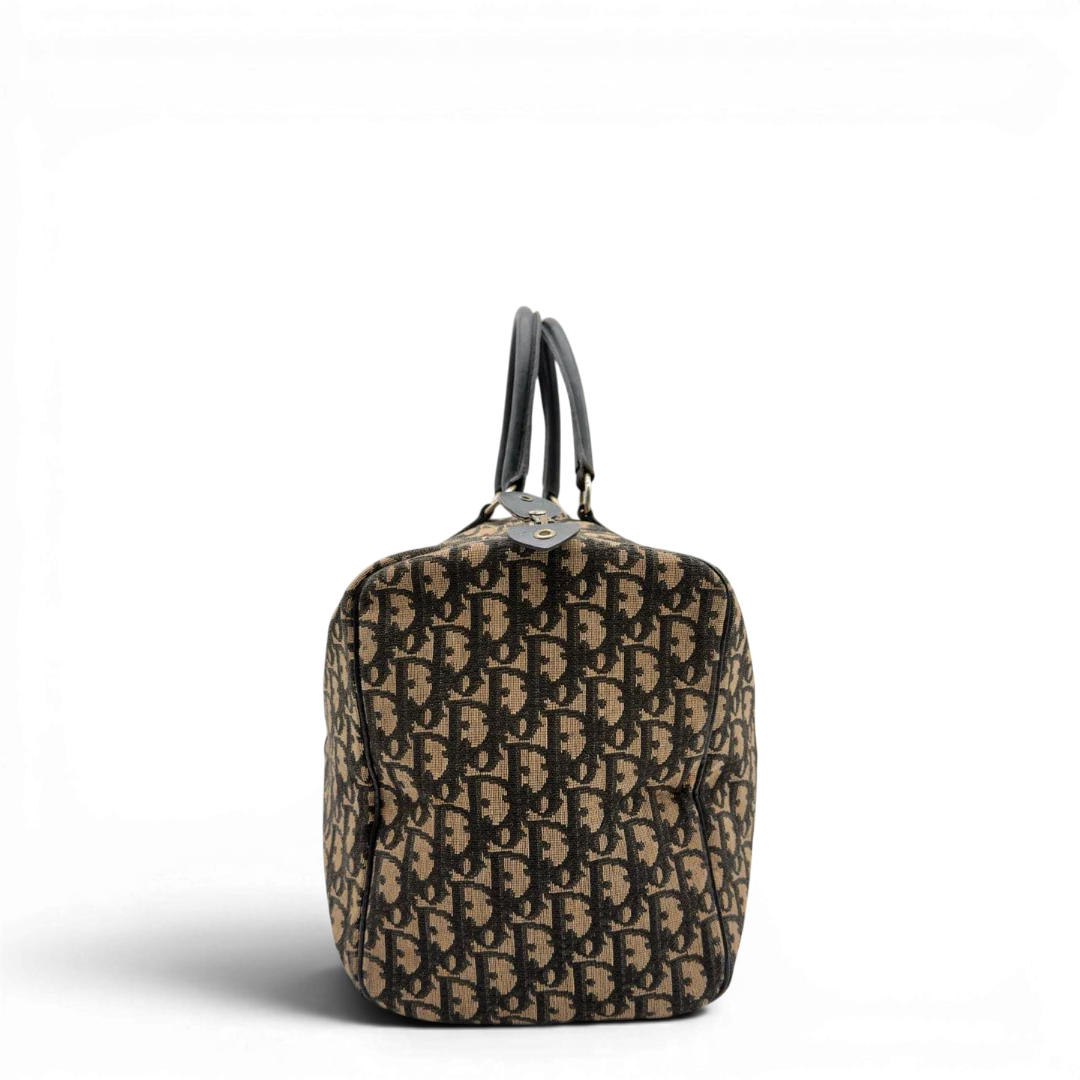 https://cdn.shopify.com/s/files/1/0564/9376/8855/files/Dior_Handtasche_Boston_40_vintage_monogram_beige___blau_4.webp?v=1784124988