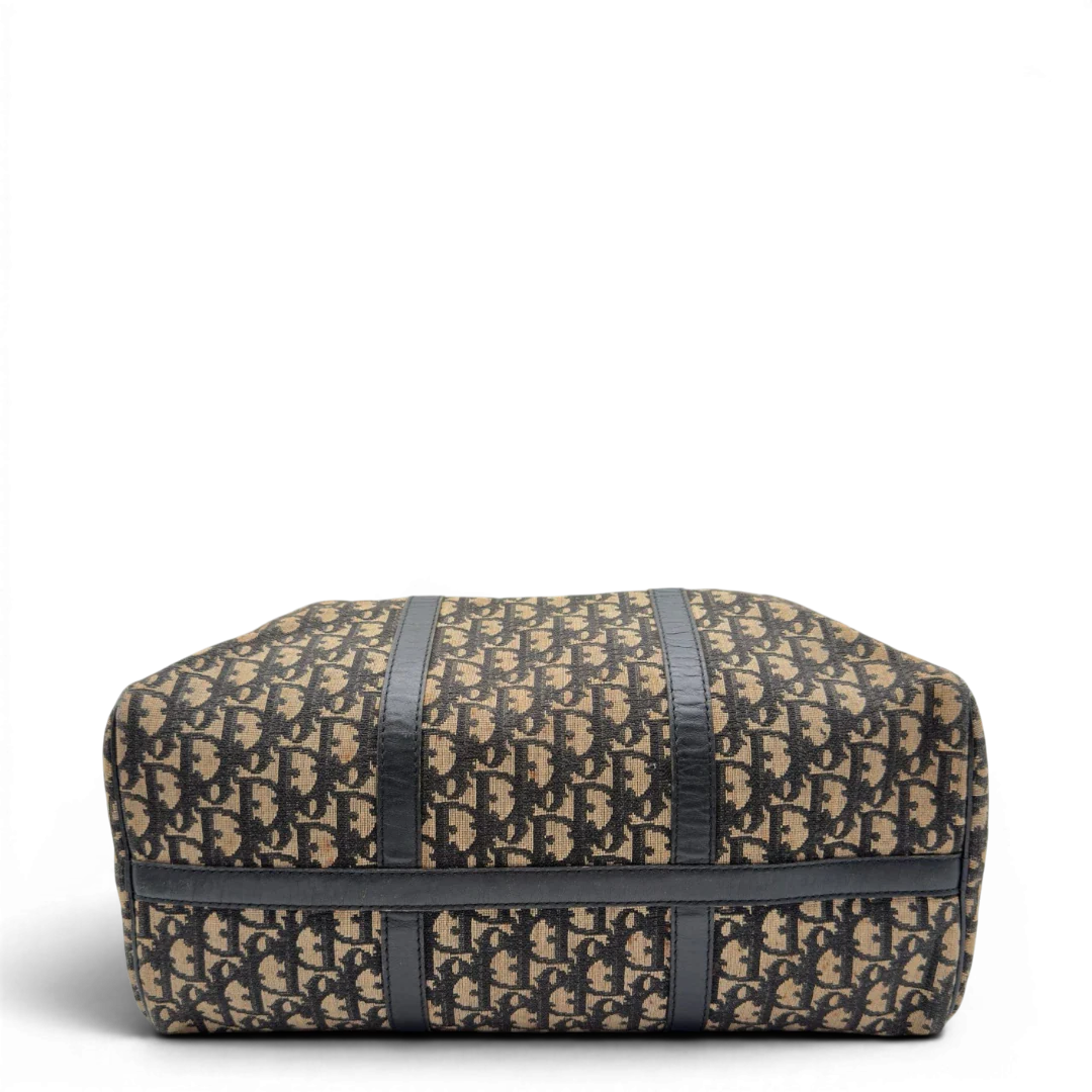 https://cdn.shopify.com/s/files/1/0564/9376/8855/files/Dior_Handtasche_Boston_40_vintage_monogram_beige___blau_5.webp?v=1784124989