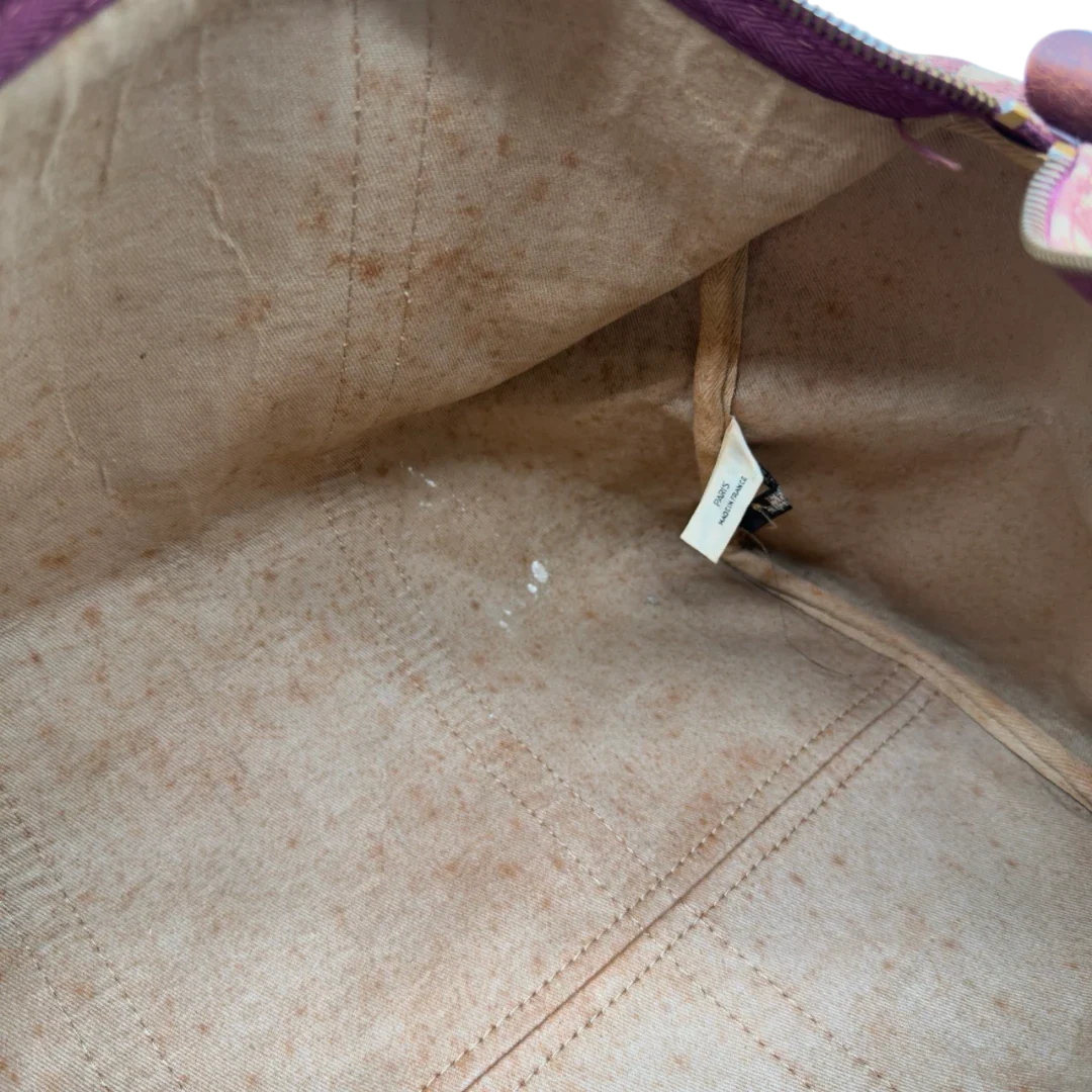 https://cdn.shopify.com/s/files/1/0564/9376/8855/files/Dior_Handtasche_Boston_40_vintage_monogram_beige_rot_25.webp?v=1784247348