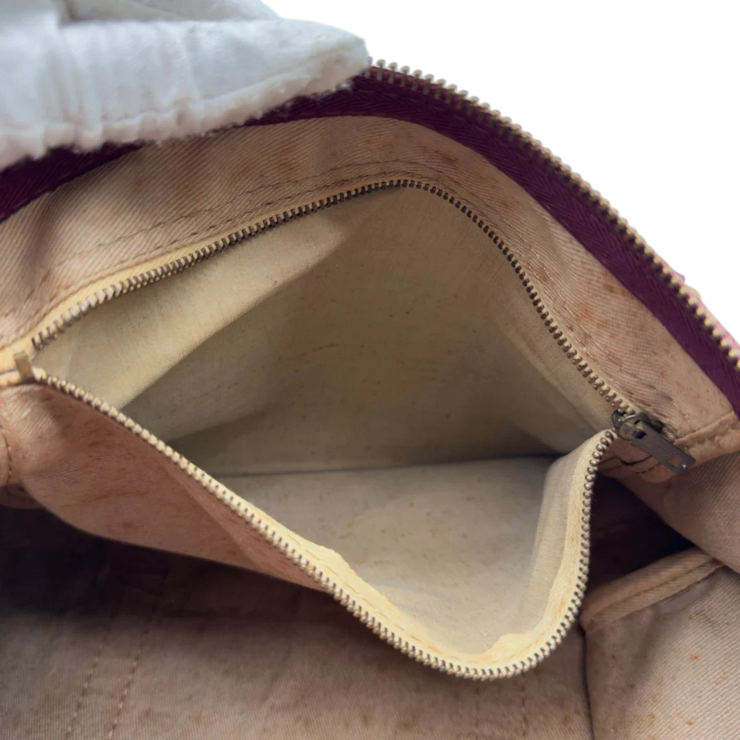https://cdn.shopify.com/s/files/1/0564/9376/8855/files/Dior_Handtasche_Boston_40_vintage_monogram_beige_rot_30.webp?v=1784247347