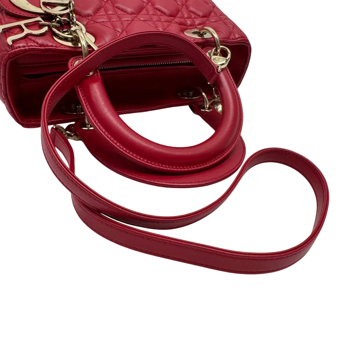 https://cdn.shopify.com/s/files/1/0564/9376/8855/files/Dior_Handtasche_Lady_Dior_medium_Lammleder_rot_vintage0051.webp?v=1775658062