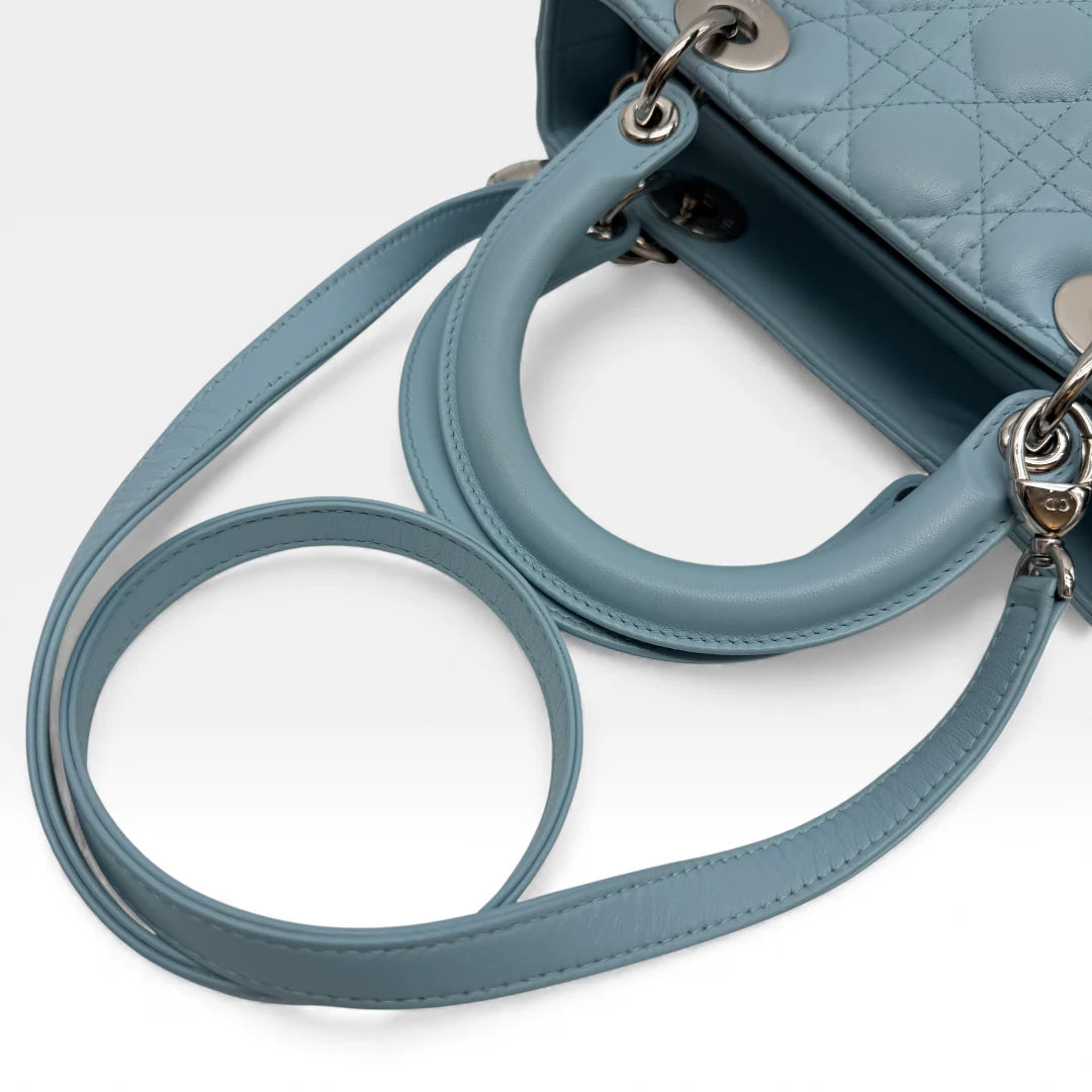 https://cdn.shopify.com/s/files/1/0564/9376/8855/files/Dior_Handtasche_Lady_Dior_medium_aus_Lammleder_hellblau_vintage_handbag_5158.webp?v=1766067717