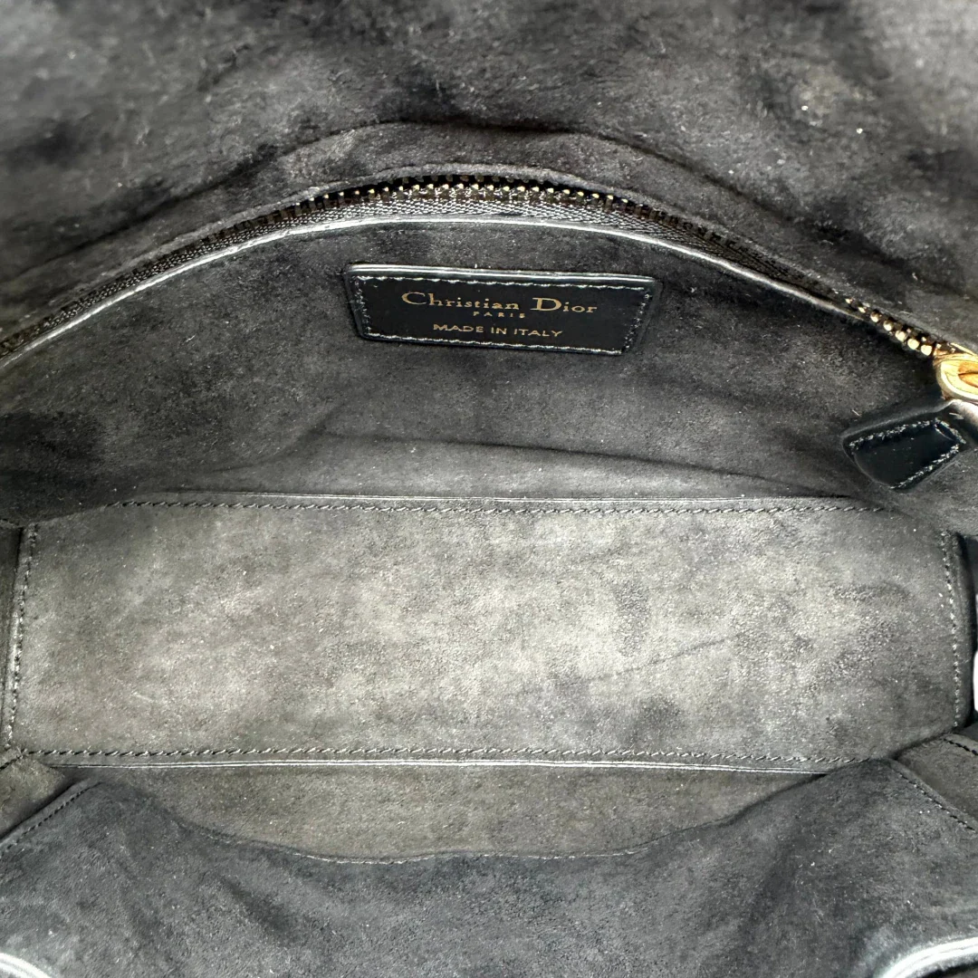 https://cdn.shopify.com/s/files/1/0564/9376/8855/files/Dior_Handtasche_Lady_Dior_medium_aus_Lammleder_schwarz_vintage2.webp?v=1780486576