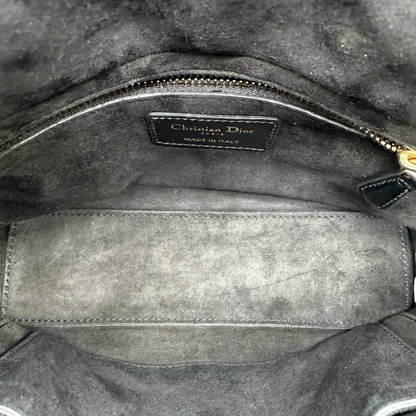 https://cdn.shopify.com/s/files/1/0564/9376/8855/files/Dior_Handtasche_Lady_Dior_medium_aus_Lammleder_schwarz_vintage2.webp?v=1780486576