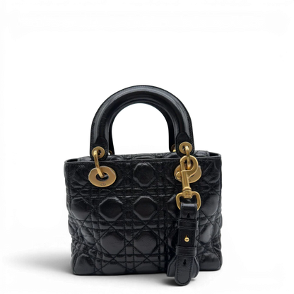 https://cdn.shopify.com/s/files/1/0564/9376/8855/files/Dior_Handtasche_Lady_Dior_medium_aus_Lammleder_schwarz_vintage8404.webp?v=1780486576