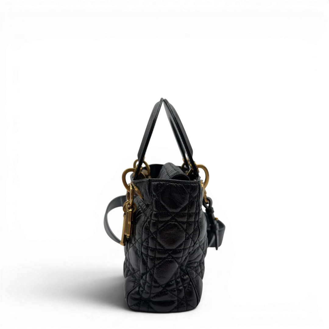 https://cdn.shopify.com/s/files/1/0564/9376/8855/files/Dior_Handtasche_Lady_Dior_medium_aus_Lammleder_schwarz_vintage8405.webp?v=1780486575